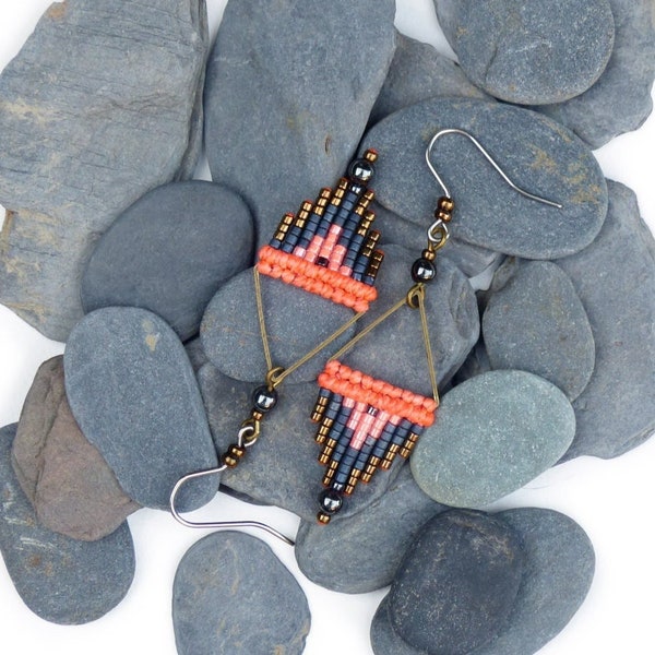 Micro Makramee und Miyuki Delica - Gewebte Ohrringe Koralle orange Neon Hämatit Bronze - Pfeildreieck - Ethnischer Schmuck Boho Chic