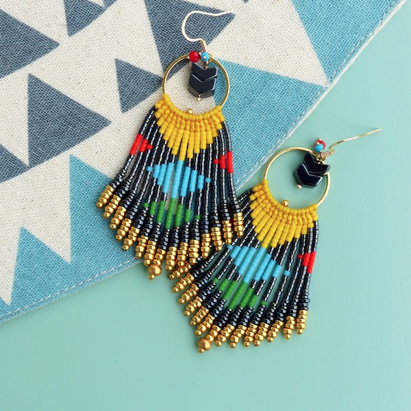 Longues boucles d'oreilles à franges perlées motif harlequin gris hématite doré et multicolore