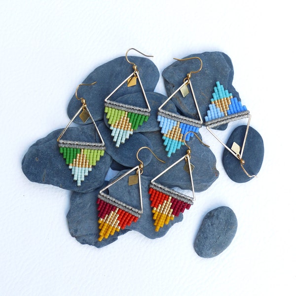 Petites boucles d'oreilles colorées forme triangles en macramé et perles miyuki delica