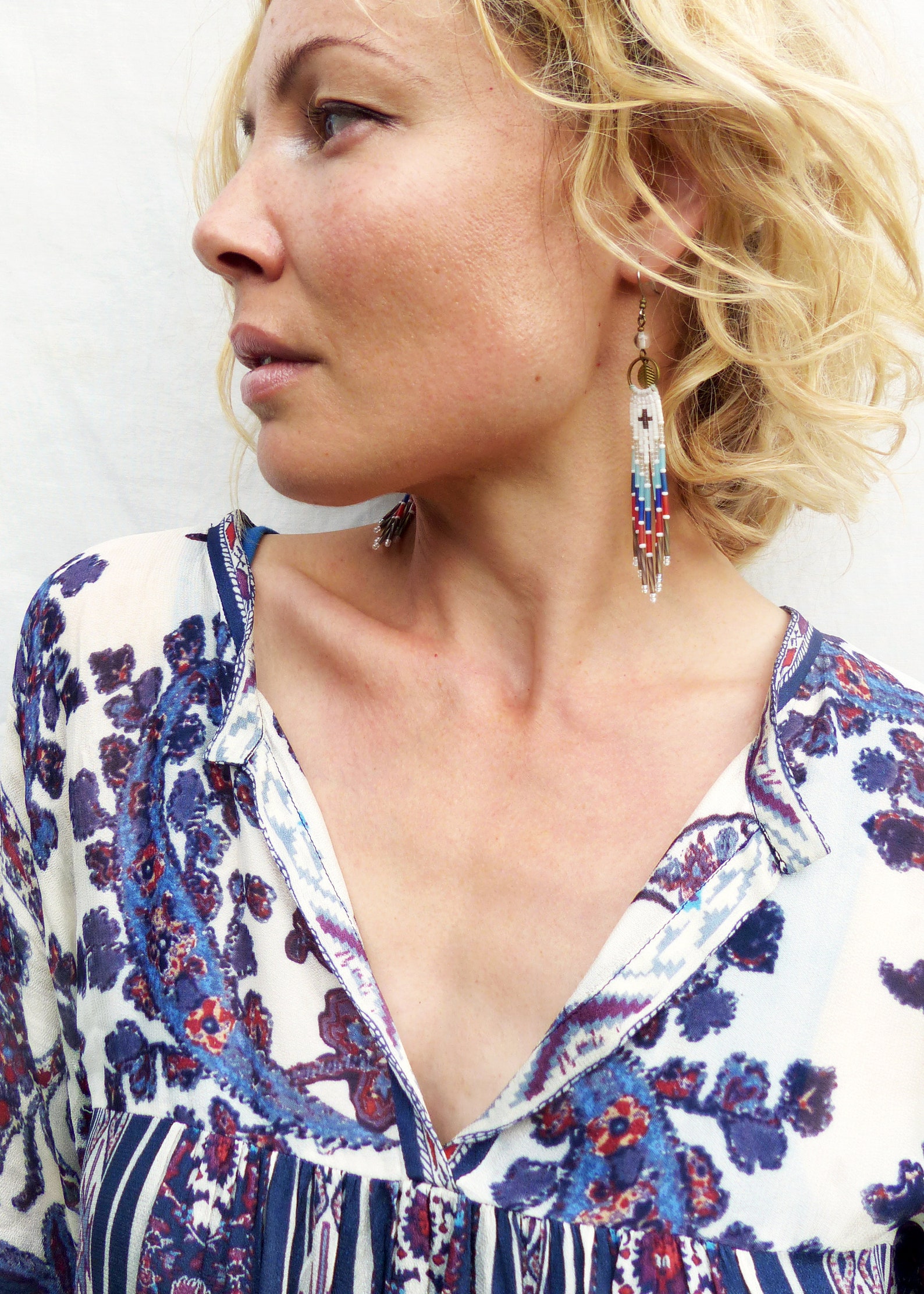Boucles D'oreilles Longues à Franges Perlées - Motif Bleu Turquoise Et Blanc