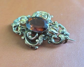 Broche victoriano antiguo de filigrana, broche de bisutería con cabujón marrón grande