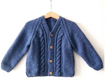 NEU!! Handgestrickte Baby-/Kleinkind-Strickjacke aus 100 % Wolle, grobstrick, V-Ausschnitt, lange Raglanärmel, Vorderseite Zopfmuster