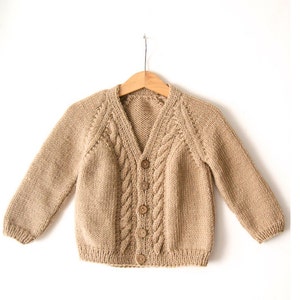 Hand knitted %100 wool unisex baby/toddler cardigan/jacket, chunky, V-neckline, raglan sleeves, front side cable-knitting