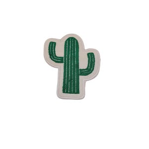 Op de afbeelding: Een groene geborduurde cactuspatch met witte stiksels. De cactus heeft een enkele stengel met twee armen.
