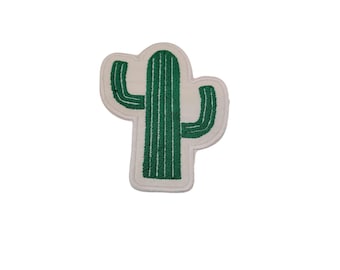 Puede incluir: Un parche de cactus bordado en verde con costuras blancas. El cactus tiene un solo tallo con dos brazos.