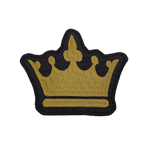 Pode incluir: Um remendo bordado de uma coroa dourada com contorno preto. A coroa tem cinco pontas e uma superfície texturizada.