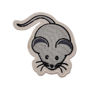 Può includere: Un toppa ricamata grigia a forma di topo dei cartoni animati con occhi neri e baffi, da stirare.