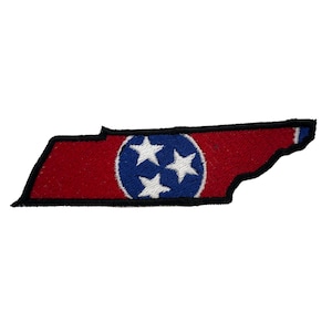 Op de afbeelding: Een rood, wit en blauw embleem in de vorm van de staat Tennessee. De patch heeft een rode achtergrond met een blauwe cirkel met drie witte sterren. De patch is zwart omlijnd.
