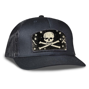 Casquette trucker tête de mort : écusson en feutre brodé, snapback