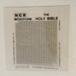 Puede incluir: Una tarjeta de plástico blanca con texto negro que dice "NCR Microform The Holy Bible 1245 Pages" y "The World Publishing Co. Bible No. 715" y "The National Cash Register Co. Trademark Reg. U.S. Pat. Off."