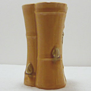Keramik Vase im Bambus stil signiert. Geformt wie 3 Stiele aus Bambus, die zu Dreiecken verbunden sind. 6,5 in H, knapp 4 zoll breit x 4 in d.