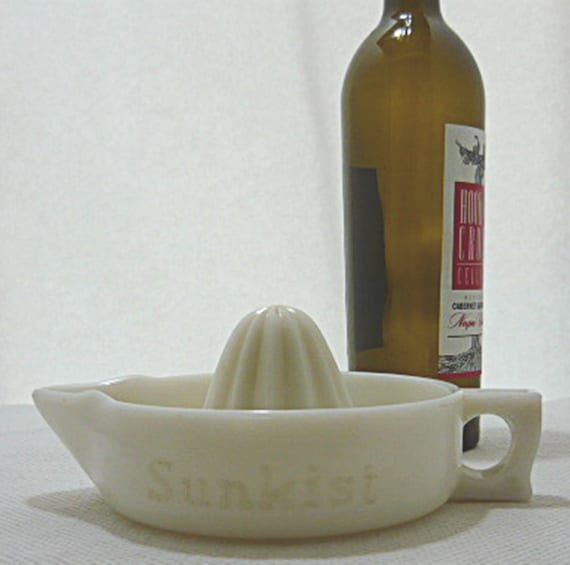 68764’ NO No chips Sunkist white milk glass Manual juicer from 1960 Mint condition dings etc PAT 68764’ NO No chips Sunkist white milk glass Manual juicer from 1960 Mint condition dings etc PAT