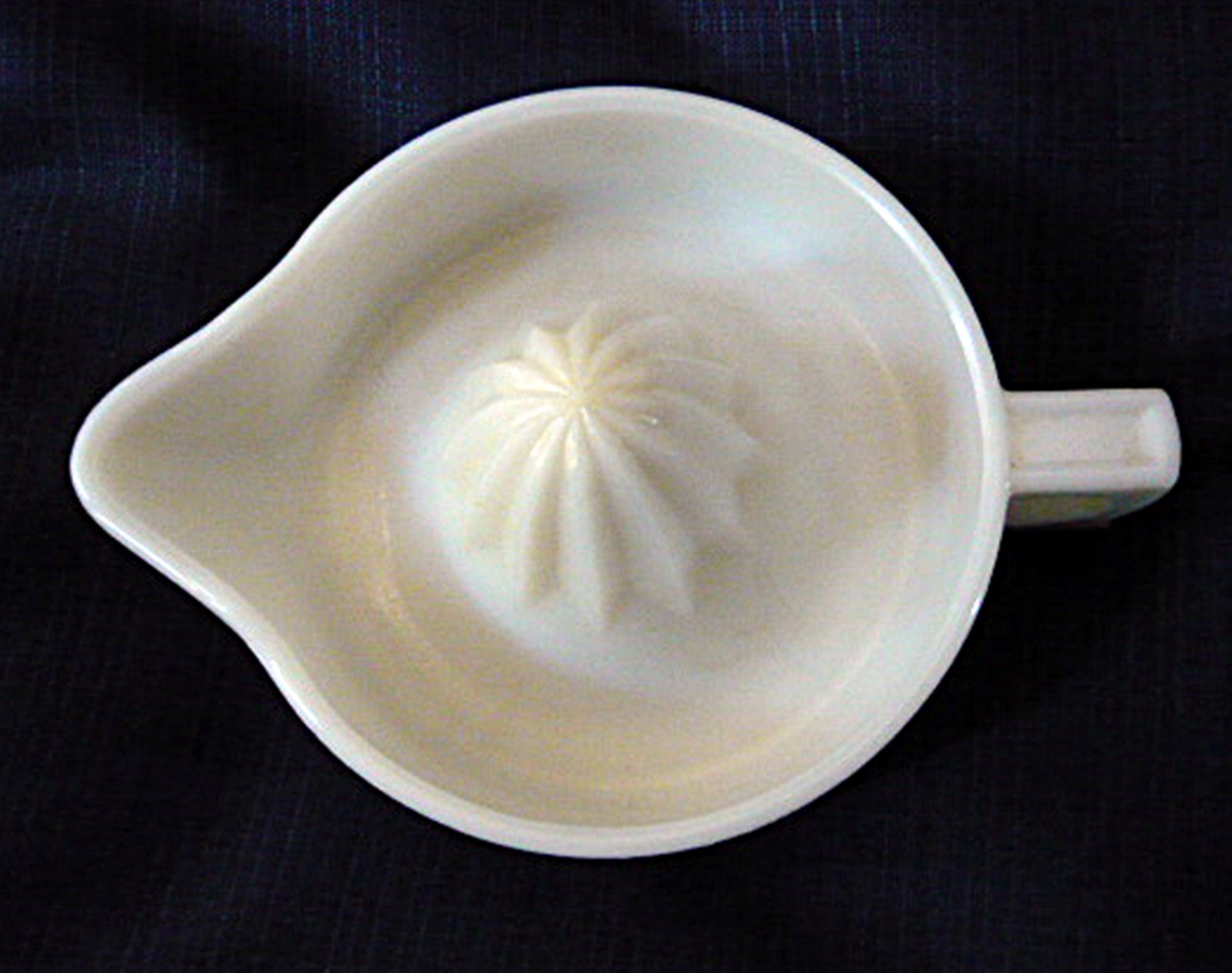 68764’ NO No chips Sunkist white milk glass Manual juicer from 1960 Mint condition dings etc PAT 68764’ NO No chips Sunkist white milk glass Manual juicer from 1960 Mint condition dings etc PAT