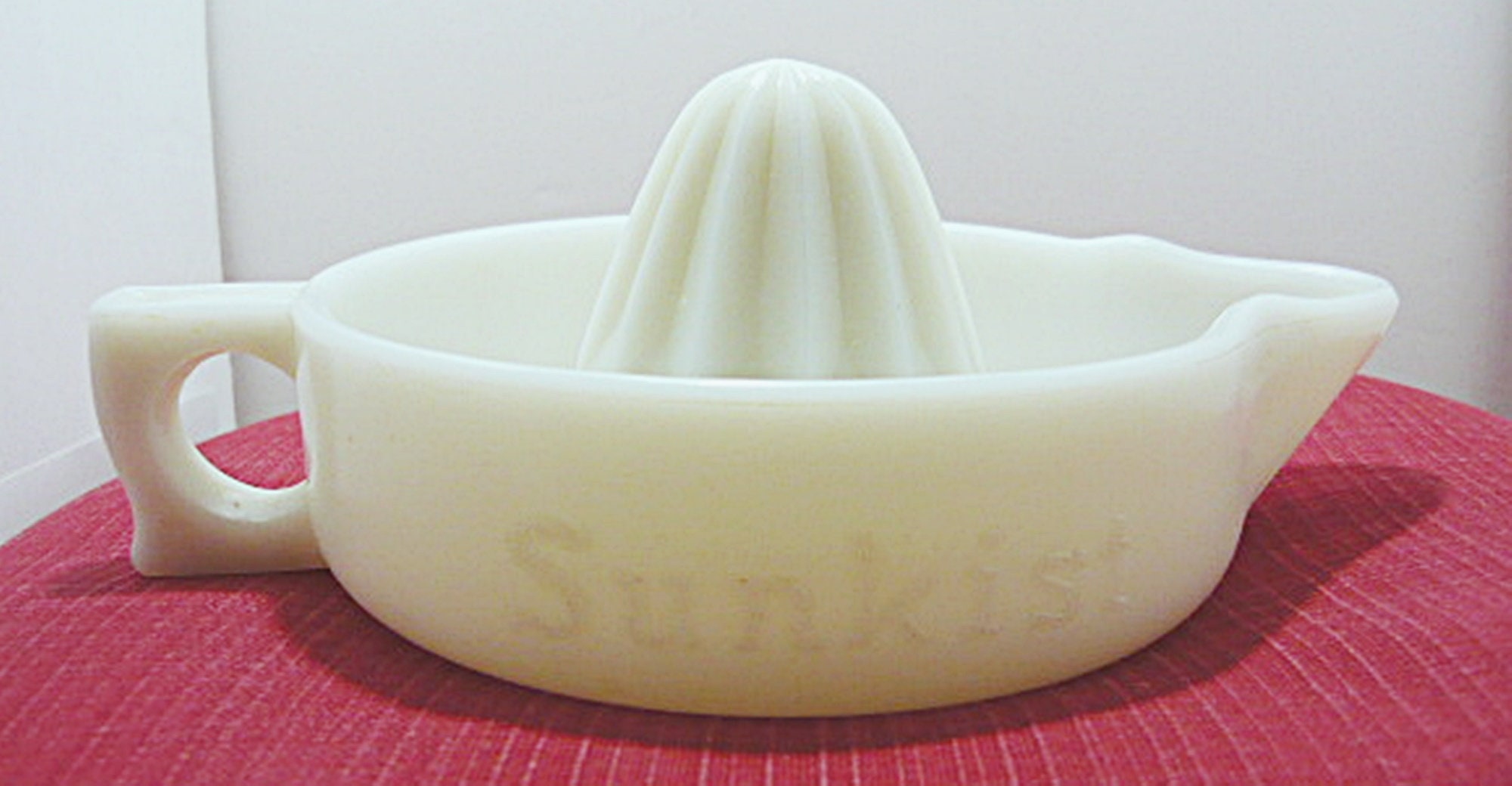 68764’ NO No chips Sunkist white milk glass Manual juicer from 1960 Mint condition dings etc PAT 68764’ NO No chips Sunkist white milk glass Manual juicer from 1960 Mint condition dings etc PAT