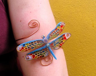 Armband i genomskinlig polymerlera i konstgjord emalj med genomskinlig tråd i överarmsmanschett av mal