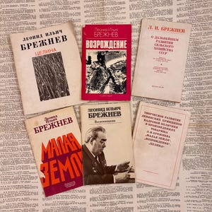 Puede incluir: Cinco libros de bolsillo vintage con cubiertas rojas, blancas y negras. Los libros se titulan "The Virginian", "The Virginian", "The Virginian", "The Virginian" y "The Virginian".
