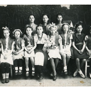 Meninas em trajes ucranianos do período da 2ª Guerra Mundial Ucrânia item digital para impressão de imagem para cartões postais