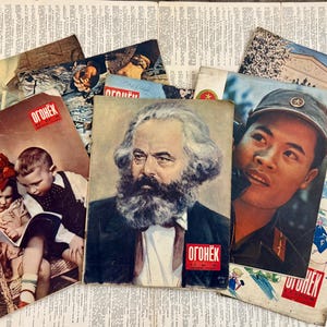 Könnte beinhalten: Eine Sammlung von Vintage-Magazinen mit farbenfrohen Covern, die Porträts, Illustrationen und Text in einer Fremdsprache zeigen. Die Zeitschriften sind auf einem Zeitungsuntergrund angeordnet und zeigen eine Vielzahl historischer Bilder.