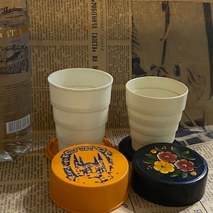 Vintage sovjetisk hopfällbar plastmugg, Sovjetunionen fickmugg för läsk, 1980-talet
