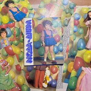 Foto vintage de niños y globos de colores, Moda infantil de la década de 1980, Postales retro con niños urss de la década de 1980