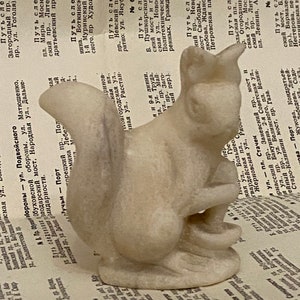 Figura de ardilla de mármol vintage, decoración soviética primitiva