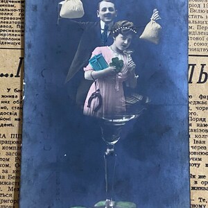 Carte postale Français antique , Carte de bonne chance, Feuille de trèfle, Verre à vin, Sacs d’argent