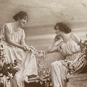 Cartolina fotografica antica, ragazze di bellezza, moda francese