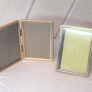 Marcos de cuadros de latón vintage, marcos de metal dorado de mesa de 3,5 x 5 pulgadas plegables fotos de retratos portátiles fotos escolares, filigrana ornamentada de la década de 1980