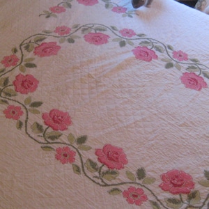 Trapunta antica ricamata, cucita a mano, grandi rose rosa con finiture verdi, trapunta di fiori floreali, copriletto regina della metà degli anni '40 e '50