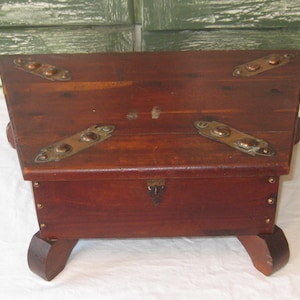 Grande boîte ancienne en bois, forme triangulaire, couvercle à charnière, quincaillerie en cuivre ornée, boîte décorative à mémoire de forme, années 20 30 rare rare unique