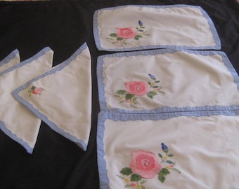 Vintage applique placemats and napkins set of 4, embroidered, white light blue, large pink roses, mid century 50s 60s, shabby farmhouse