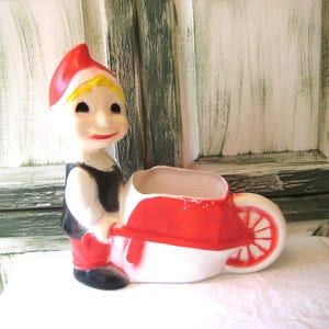 MCM blaasvorm elf met kar, kerstdecor uit het midden van de eeuw, Union Products Co., made in USA, jaren 60/70, rode kruiwagen tuinwagen