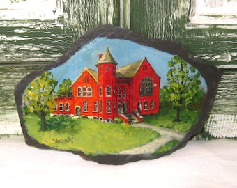 Vintage zierliche handbemalte Schiefersteinplatte, rotes viktorianisches Bauernhaus mit Türmchen, signiertes kleines Wandbehangdekor, OOAK
