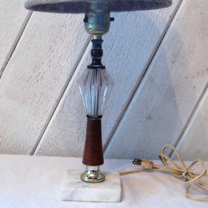Vintage Holz Lucite Lampe mit Marmor Bass, Upcycled Sackleinen Lampenschirm, braun, beige, Akzentlampe, Schlafzimmer Herren Jungen Lampe, Mitte des Jahrhunderts
