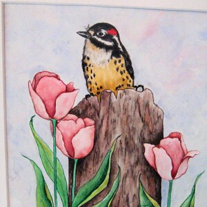 Pintura de acuarela vintage, pájaro amarillo sobre un tocón de árbol, pinzón de oro, tulipanes rosados, pintura de flores y pájaros, tapete blanco, pintura firmada, década de 1980