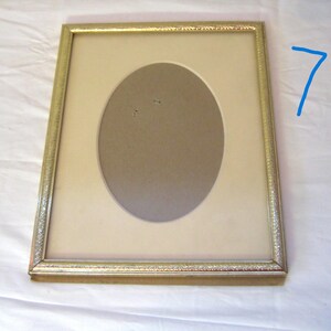 Marco de fotos vintage de latón de 8 x 10 pulgadas, soportes de esquina lisos con filigrana decorativa ornamentada, marco de metal dorado fino para fotos escolares, fotos de retrato No 7 oval mat