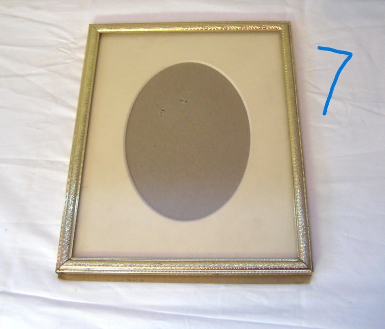 Marco de fotos vintage de latón de 8 x 10 pulgadas, soportes de esquina lisos con filigrana decorativa ornamentada, marco de metal dorado fino para fotos escolares, fotos de retrato No 7 oval mat