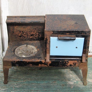 Poêle en fonte antique, petite petite cuisinière, décor primitif rustique, four à serpentins, porte en porcelaine bleue, décor de ferme rouillé