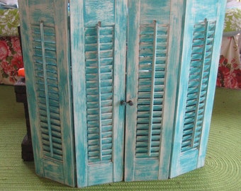 Vintage Holz Jalousie Fensterläden, rustikal beunruhigt, individuell bemalt, auf Bestellung lackiert, rosa elfenbein weiß, aqua blau olivgrün grau schwarz