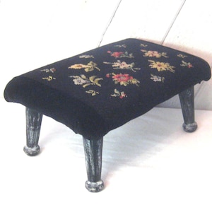 Repose-pieds antique noir brodé, petites jambes blanches en détresse en bois massif rembourrées, tabouret floral en velours de laine des années 1940, milieu du siècle