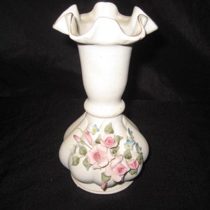 Jarrón de porcelana con volantes, jarrón con capullos, jarrón floral 3D Capodimonte, rosas rosadas, porcelana Lefton, pintado a mano, decoración victoriana, jarrón con ramo pequeño