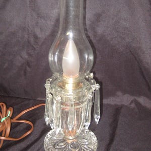 Antike Klarglas Tischlampe mit 12 länglichen Prismen, kleines zierliches Akzentlicht, schwerer klobiger Unterteil, kunstvoll dekorativ 50er Jahre