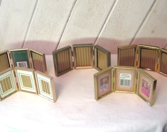 Marcos de fotos vintage de hojalata dorada, 3 unidades, 2,25 x 3,25 pulgadas, para mesa, con tres retratos escolares, filigrana decorativa geométrica, años 60, 70 y 80.