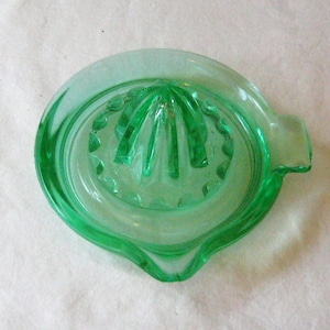 Vintage green glass reamer with spout, hand squeeze juicer, Federal Glass, mid century 50s 1960s, kitchen decor, collectible, rustic