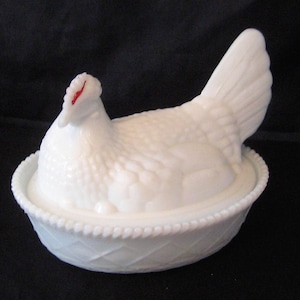 Grande poule en verre de lait sur son nid, bol blanc à couvercle de poule de poulet, plat de noix de bonbon, décor de Pâques de ferme, milieu des années 50 et 60, objet de collection