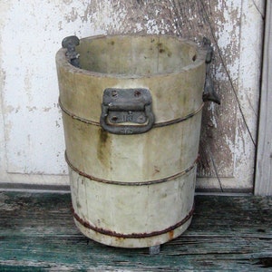 Antiker mintgrüner Eismaschineneimer, Holzlattenfass, Holzbeet für den Außenbereich, rustikale primitive Bauernhausdekoration, 20er 30er Jahre