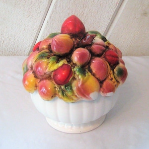Weiße Keramikschale mit Frucht Deckel, Capodimonte rosa gelbe Pfirsich Frucht, zierliche Deckelschale, dekorative Servierschale, Mid Century 50er Jahre