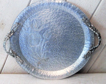 Plateau rond orné en métal en aluminium, poignées décoratives, forgé martelé à la main, motif floral, plateau à boisson en argent, Rodney Kent, milieu du siècle