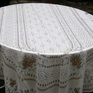 Gebroken wit kanten ovaal tafelkleed, crèmegeelbruine bloemen, groene bladeren, boerderij bloemen polyester tafelkleed, tafel voor 6 personen, jaren &#39;60 &#39;70