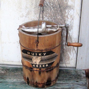 Antiker Handkurbel-Eismaschinen-Eimer, Holzlamellenfass, Husky Gefrierschrank, rustikales primitives Bauernhausdekor, Depressionsära, hergestellt in den USA